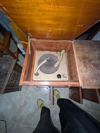 Radio y tocadiscos antiguos con mueble de madera