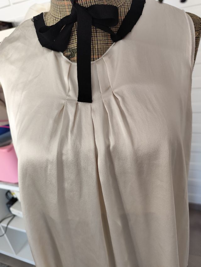 Top seda Purificación García beige-negro