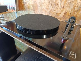 Rega P1 - Tocadiscos Negro Ortofon Red