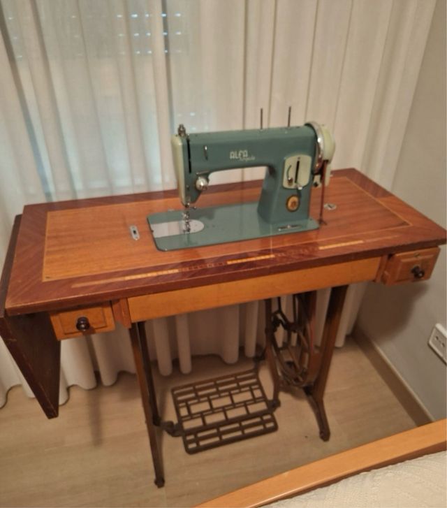 Máquina coser Alfa Antigua