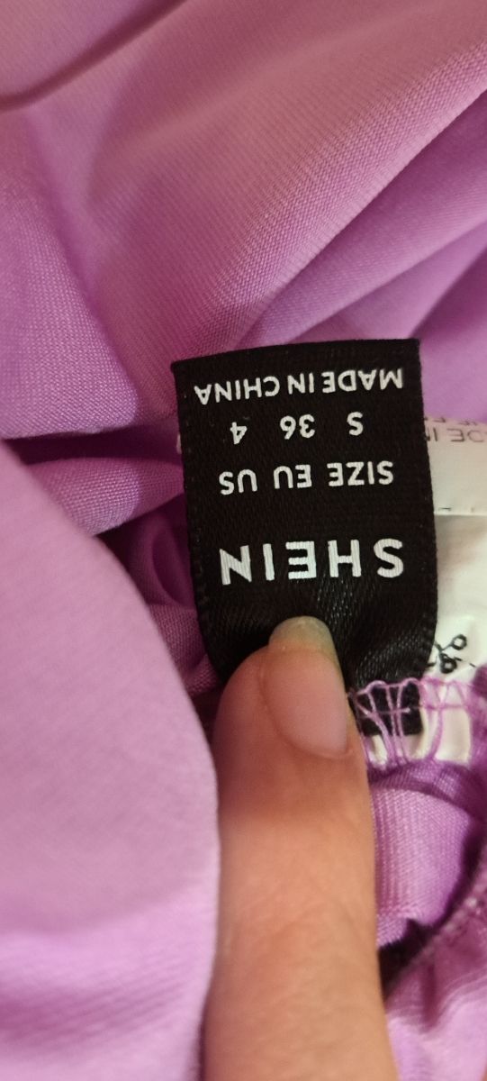 Top corto con bretelle sottili