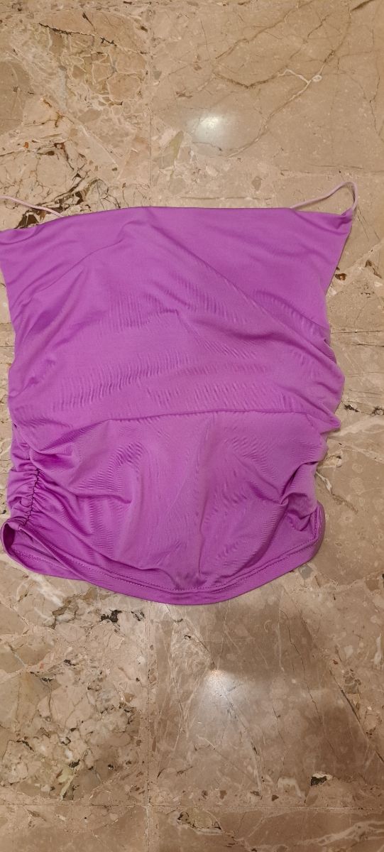 Top corto con bretelle sottili