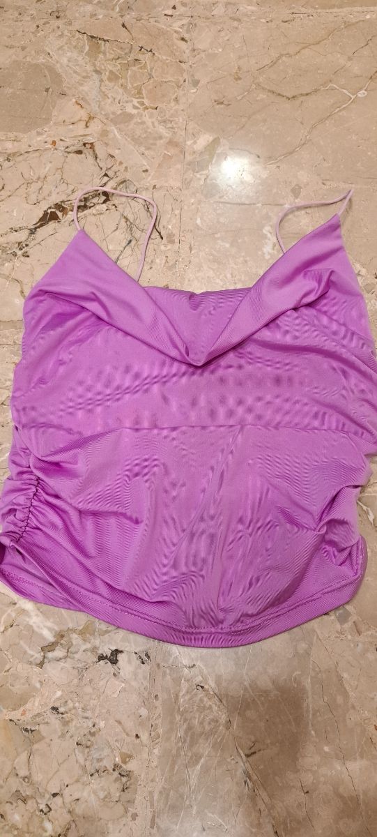 Top corto con bretelle sottili