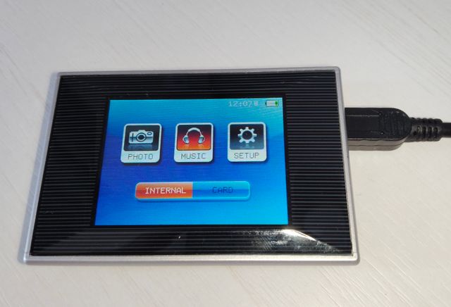 Reproductor MP3 y Fotos COBY DP-240