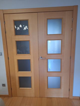 Puertas salón madera cristal
