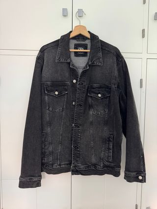 Chaqueta vaquera gris oscura de Zara