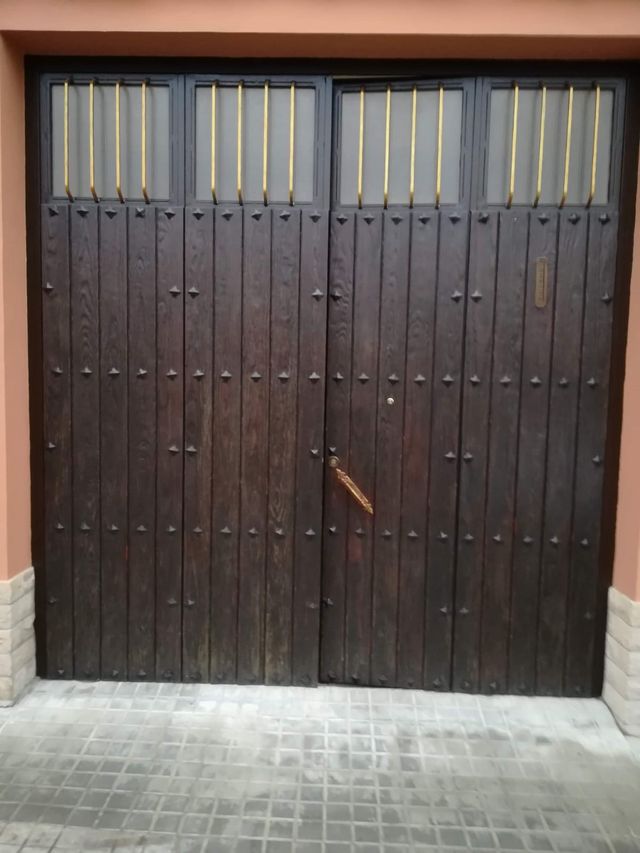 Puerta de madera marrón