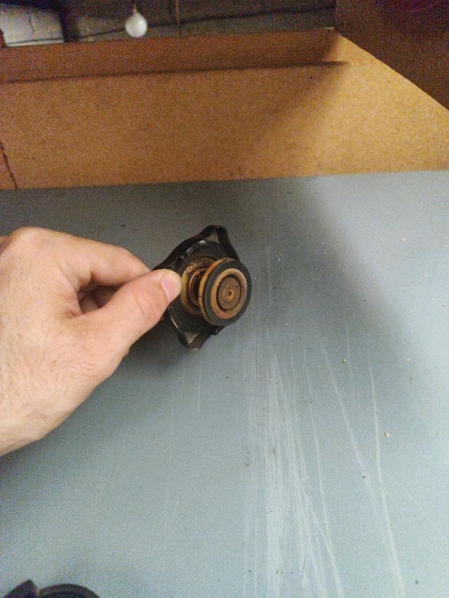 Tapón radiador Seat 600, se hacen envíos.