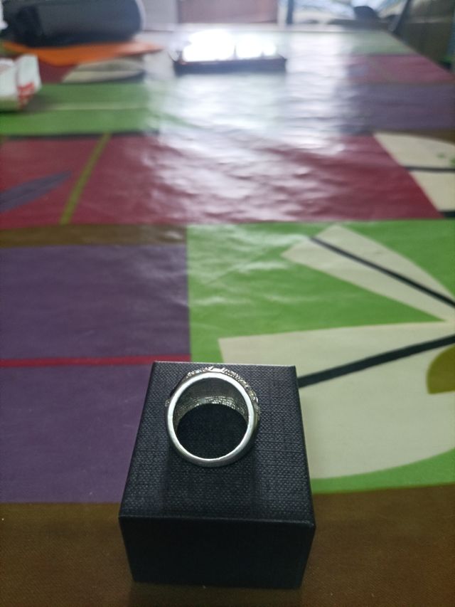 Anillo acero negro con piedritas