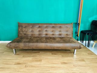 Sofa cama marrón de piel sintética