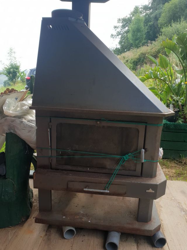 Estufa metálica marrón-grisácea