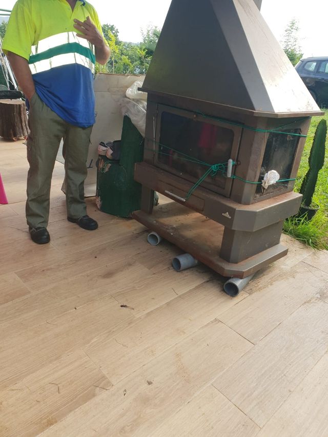 Estufa metálica marrón-grisácea