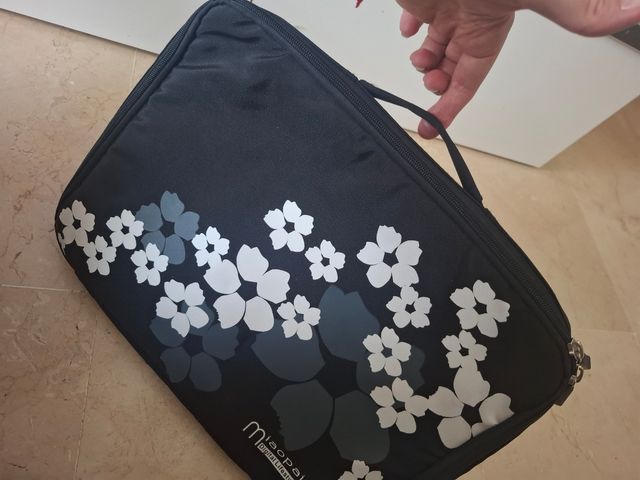 Funda portátil Miaoppai - Negra con flores