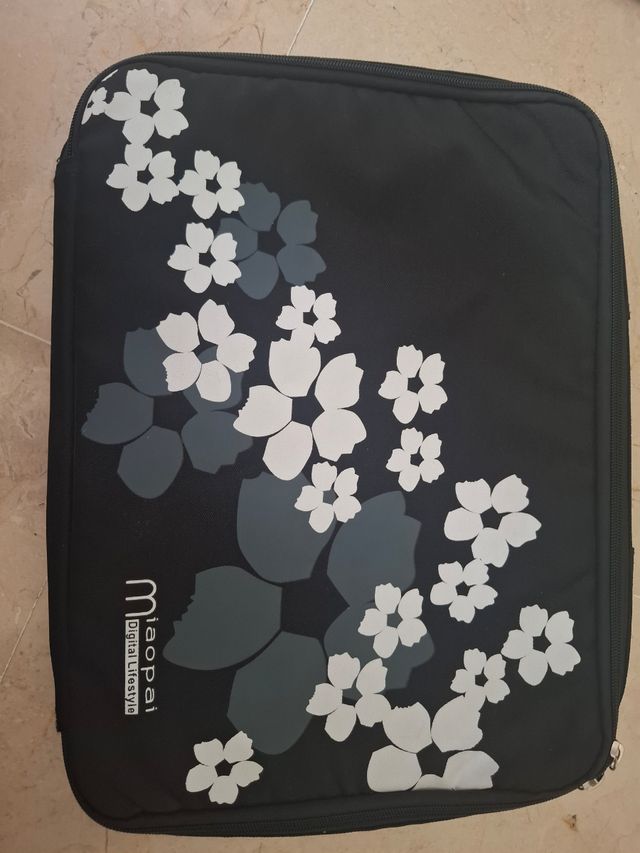 Funda portátil Miaoppai - Negra con flores