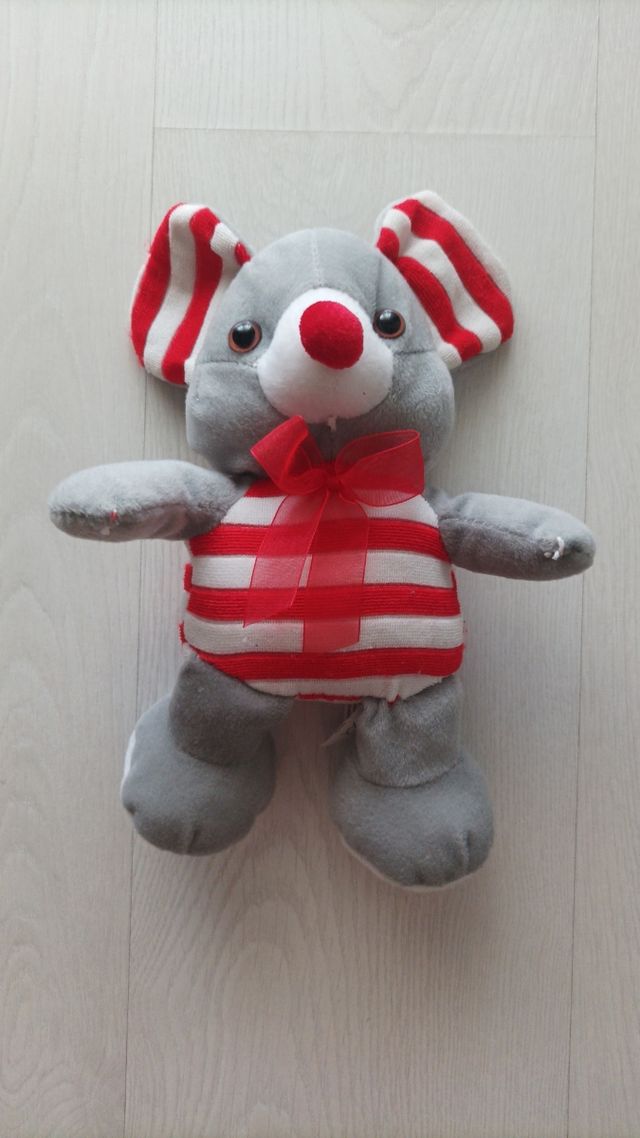 Peluche ratón gris y rojo