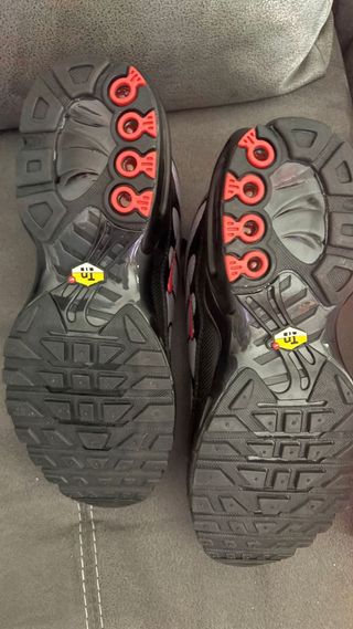 Zapatillas Nike Air Max Plus TN negras y rojas