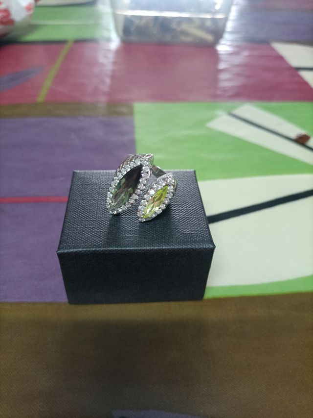 Anillo bisutería con diferentes verdes y piedras