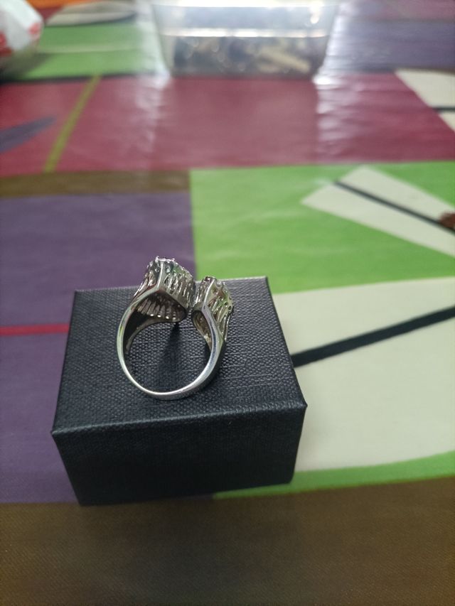 Anillo bisutería con diferentes verdes y piedras