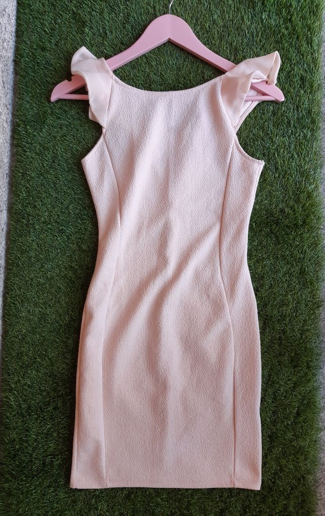Vestido rosa palo ajustado.