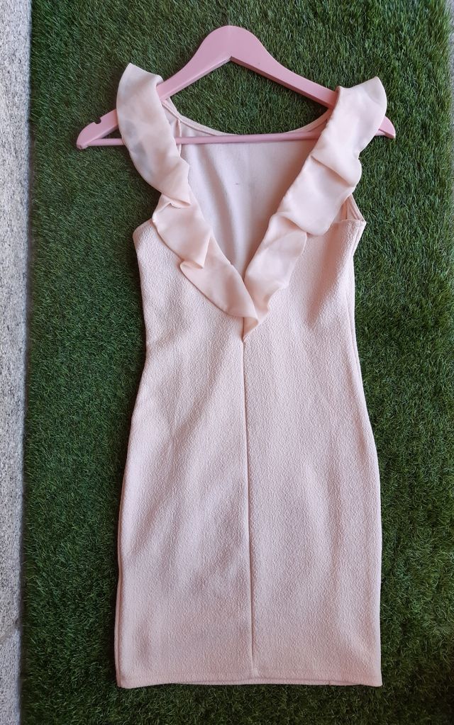 Vestido rosa palo ajustado.