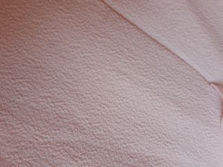 Vestido rosa palo ajustado.