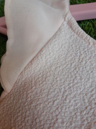 Vestido rosa palo ajustado.