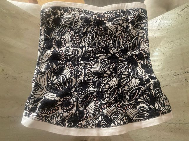 Top corto blanco y azul