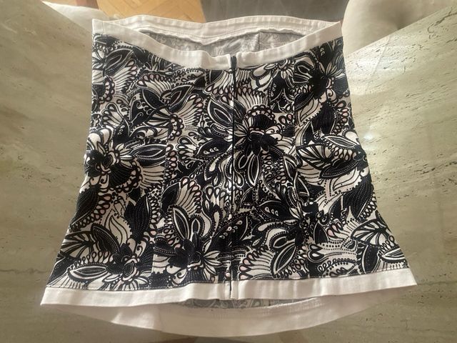 Top corto blanco y azul