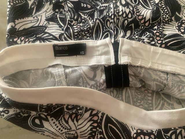 Top corto blanco y azul