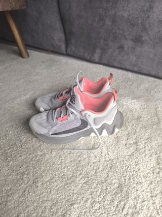 Zapatillas Nike baloncesto gris-rosa
