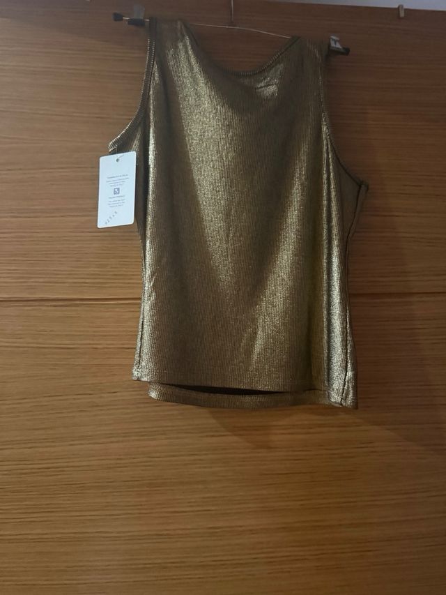 Top dorado brillante