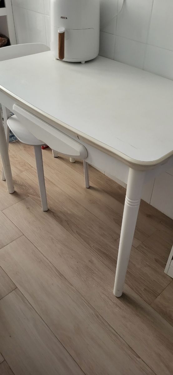 Mesa  cocina - 2 sillas .