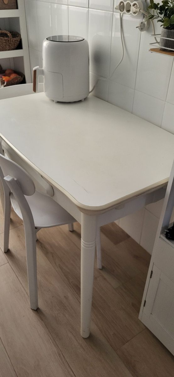 Mesa  cocina - 2 sillas .