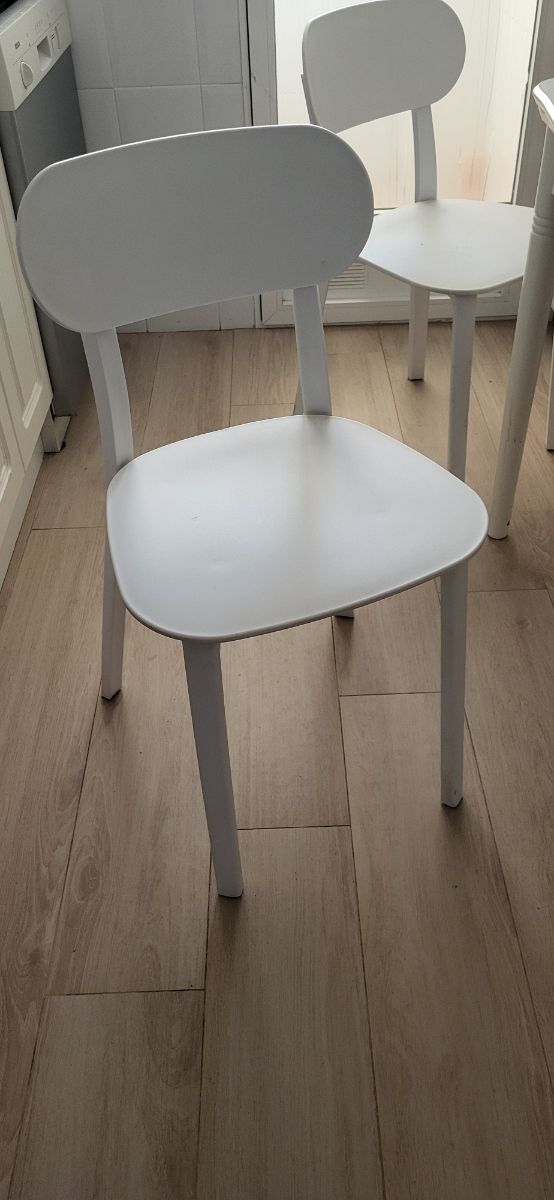 Mesa  cocina - 2 sillas .