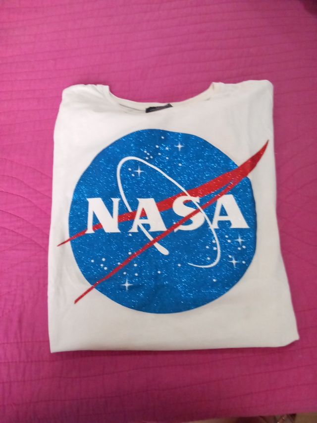 Camiseta NASA y regalo otra Stranger things