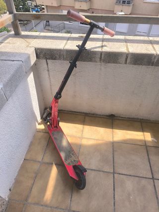 Patinete Globber rojo
