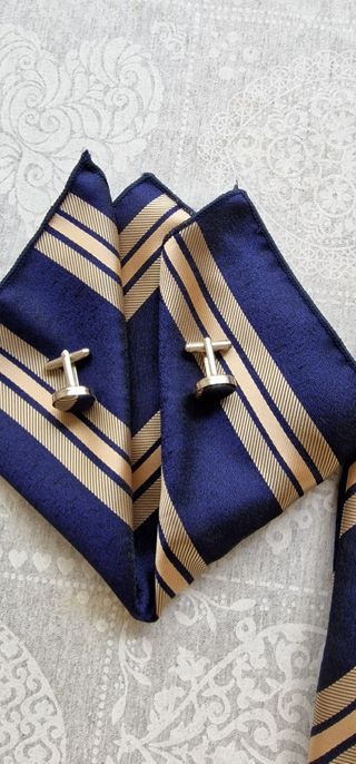 Corbata azul y dorada con gemelos