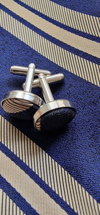 Corbata azul y dorada con gemelos