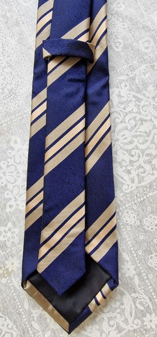 Corbata azul y dorada con gemelos