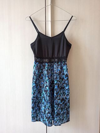 Vestito floreale estivo nero e blu