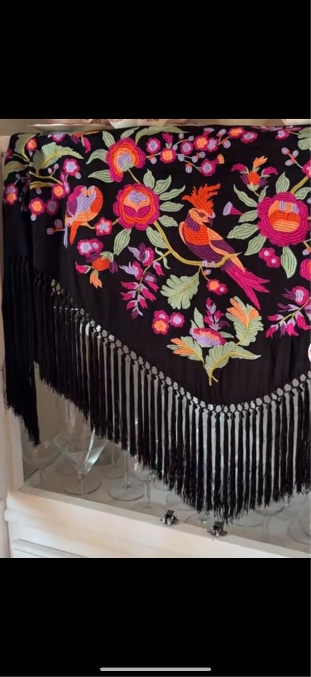 Manton bordado: loros , agaporni negro 