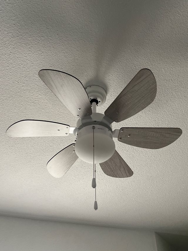 Ventilador techo 6 aspas blanco-gris.