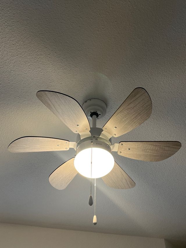 Ventilador techo 6 aspas blanco-gris.