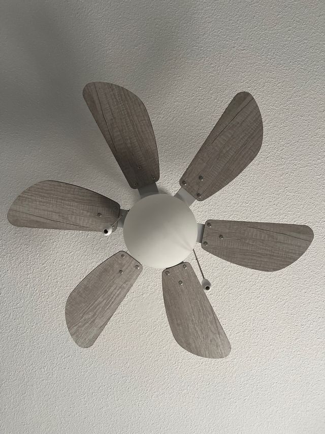 Ventilador techo 6 aspas blanco-gris.