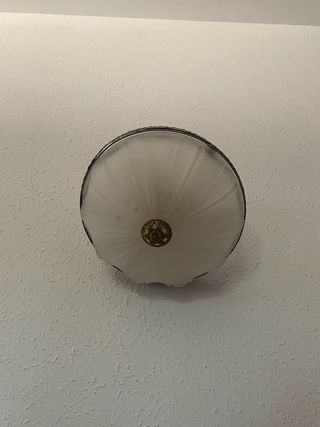 Lámpara vintage dorada y blanca. 
