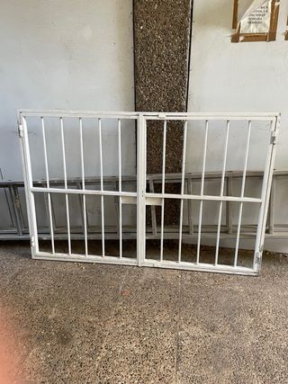 Reja metálica blanca doble