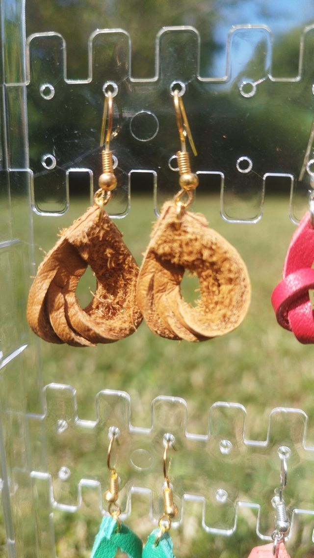 Pendientes artesanales cuero