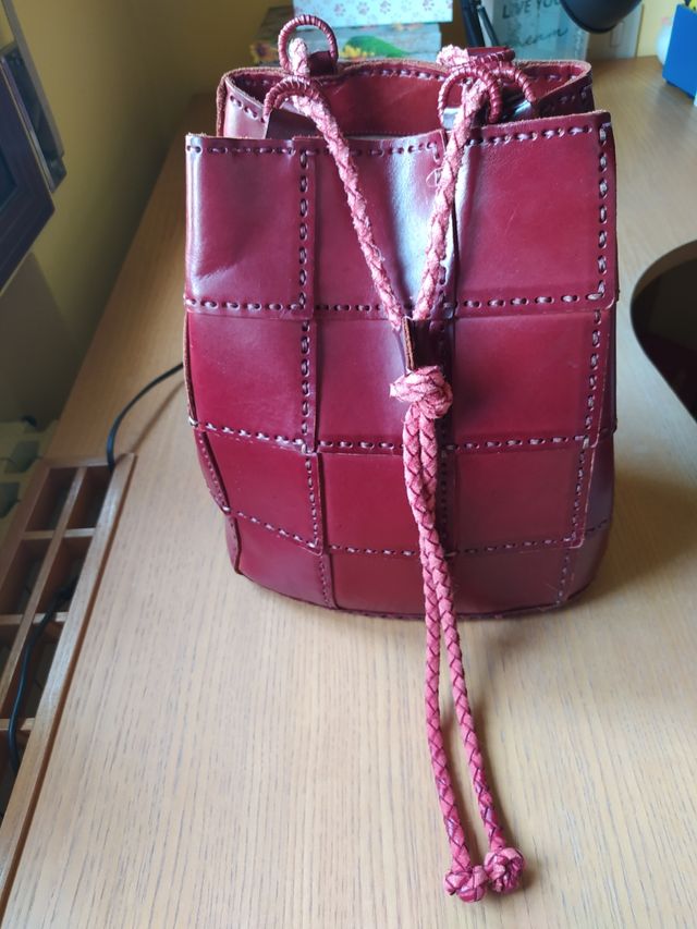 Borsa a secchiello rossa in pelle