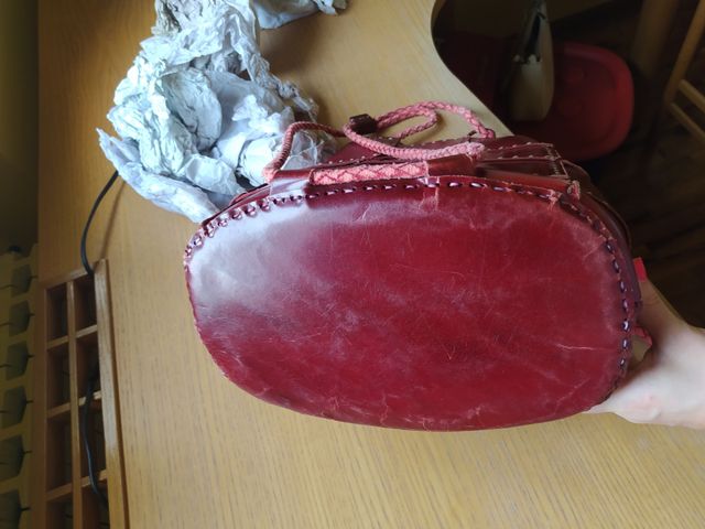 Borsa a secchiello rossa in pelle