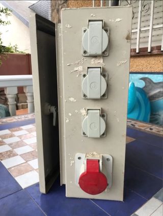 Provisional de obra y subcuadro eléctrico exterior